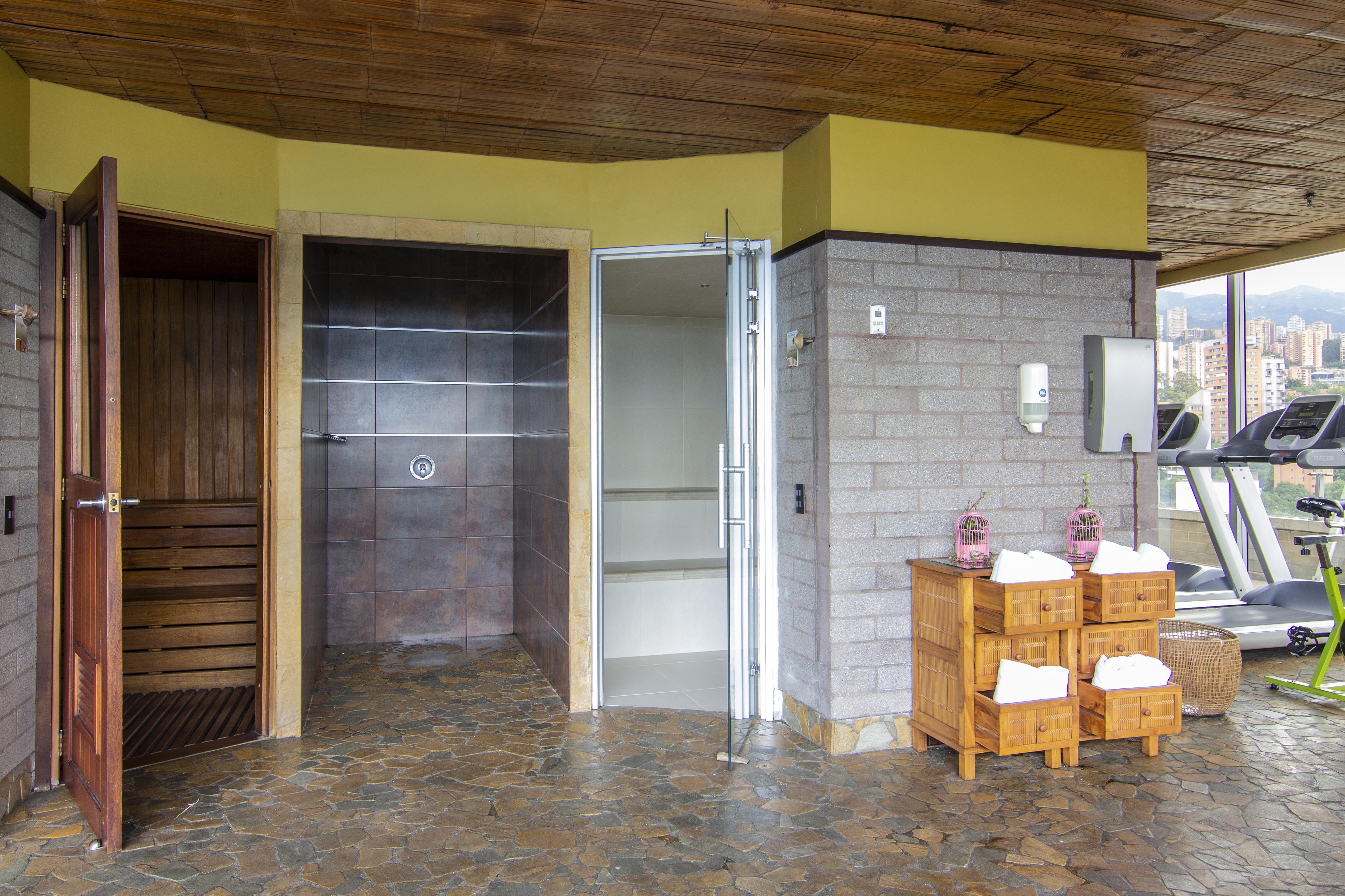 Diez Hotel Categoria Colombia Μεντεγίν Εξωτερικό φωτογραφία A shower door
