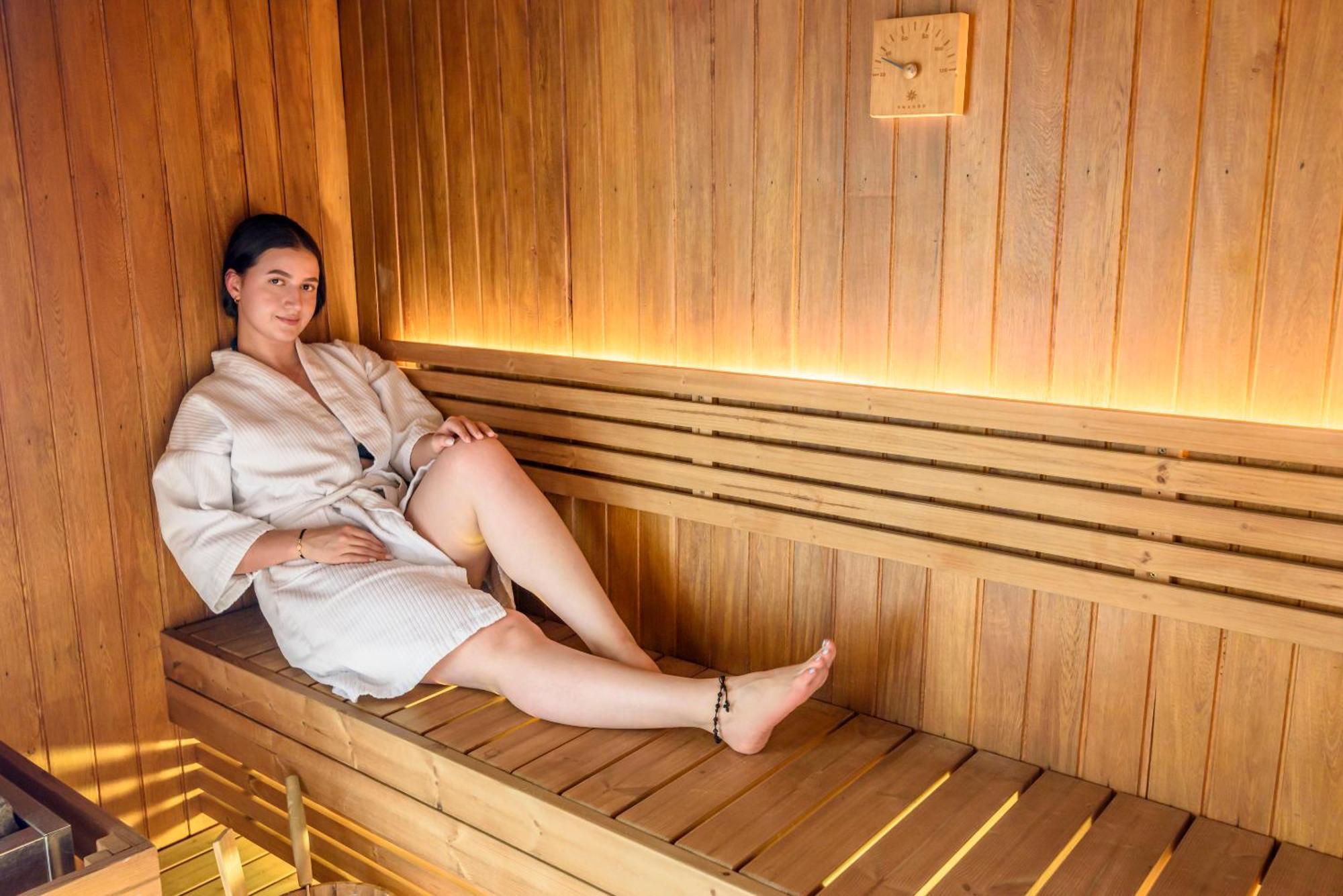 Diez Hotel Categoria Colombia Μεντεγίν Εξωτερικό φωτογραφία A woman in a sauna