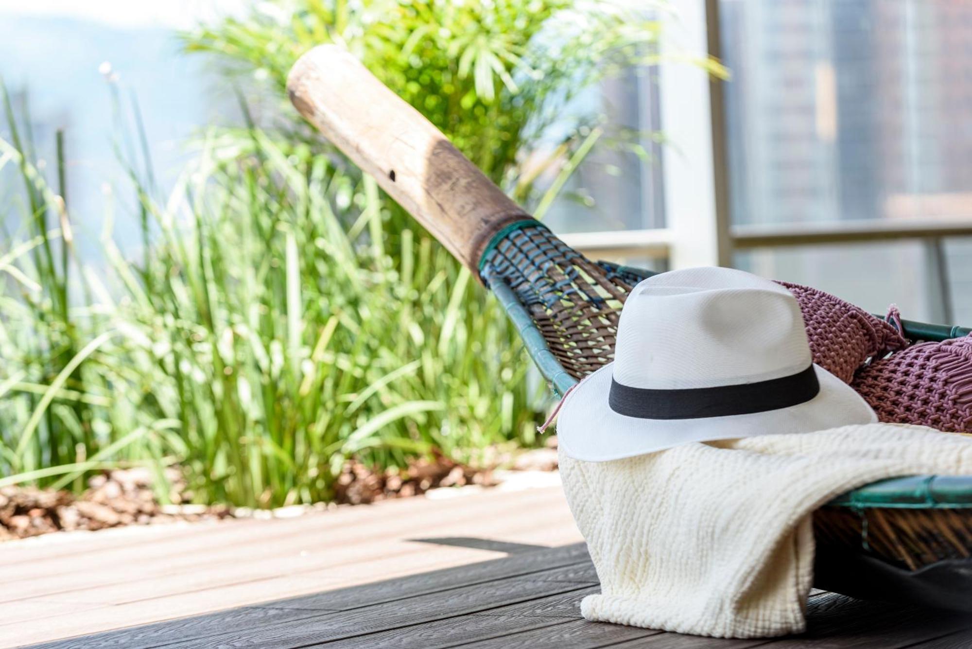 Diez Hotel Categoria Colombia Μεντεγίν Εξωτερικό φωτογραφία A white hat and a bamboo mat