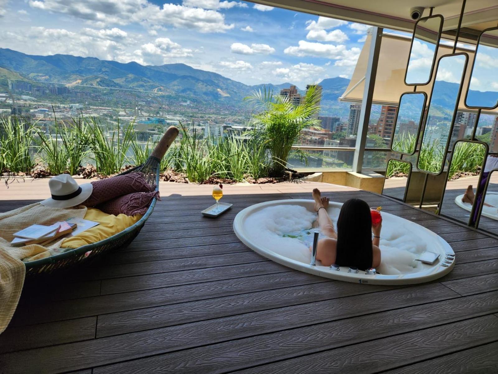 Diez Hotel Categoria Colombia Μεντεγίν Εξωτερικό φωτογραφία A woman relaxing in a spa