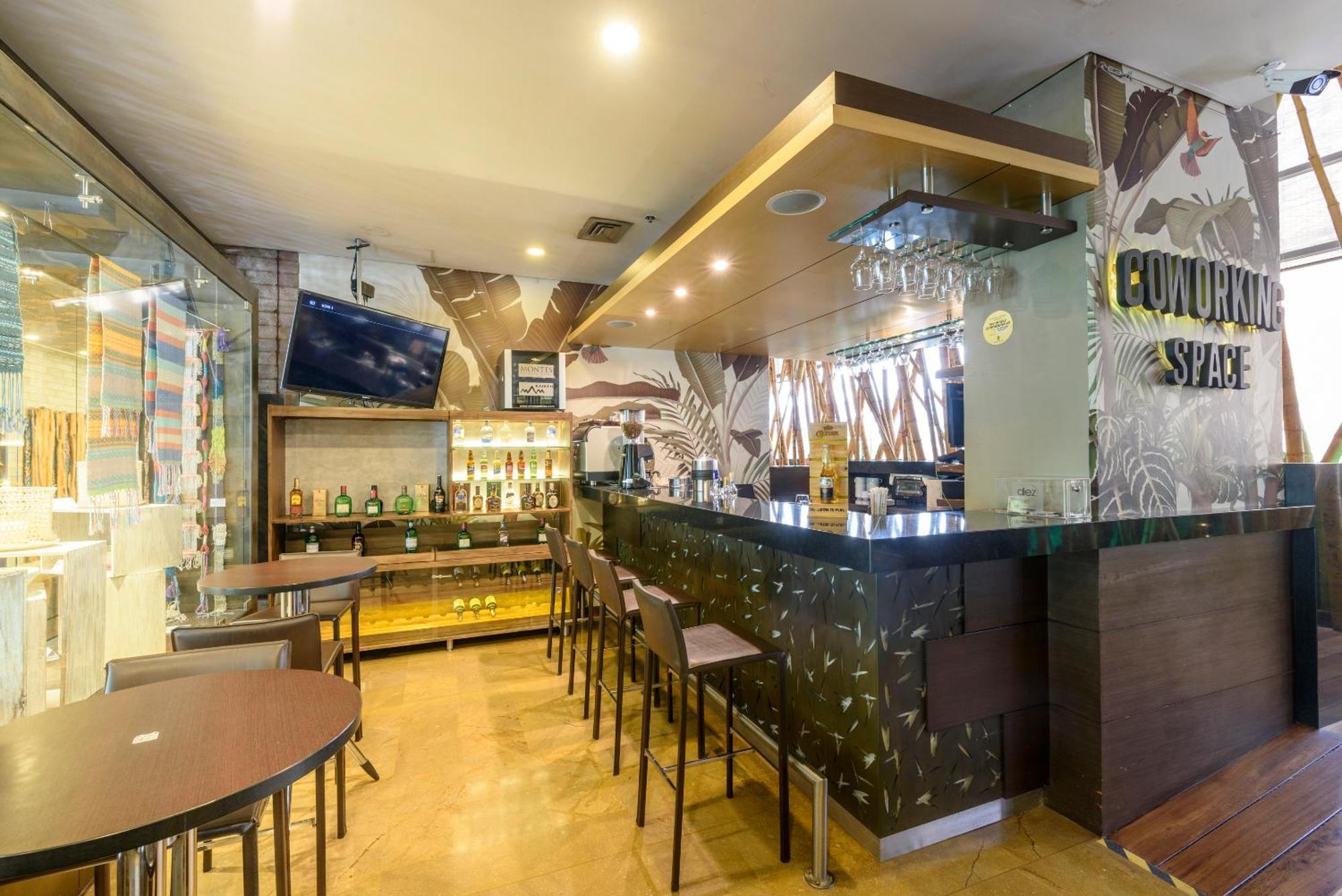 Diez Hotel Categoria Colombia Μεντεγίν Εξωτερικό φωτογραφία The bar at the hotel