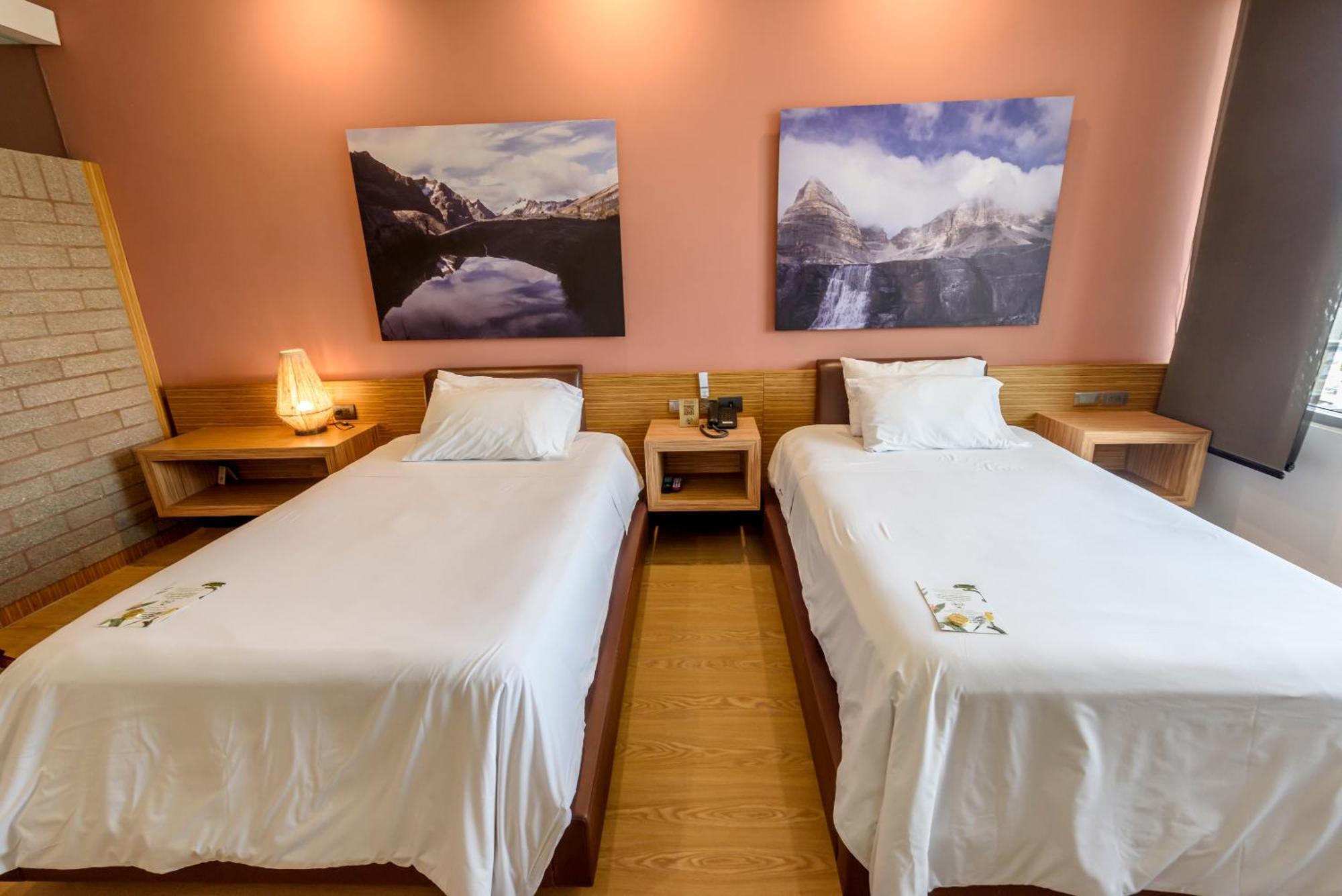 Diez Hotel Categoria Colombia Μεντεγίν Εξωτερικό φωτογραφία A room at the hotel