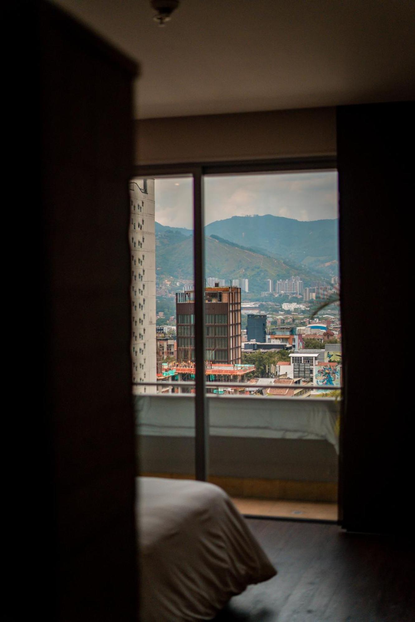 Diez Hotel Categoria Colombia Μεντεγίν Δωμάτιο φωτογραφία View of the city from a hotel